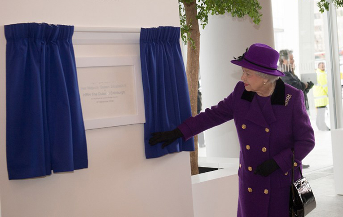 Britain's Queen Elizabeth II unveils a plaque during an official visit to The Shard building in central London, on November 21, 2013. The Queen and her husband Prince Philip toured the viewing deck of the country's highest building Thursday.  AFP PHOTO / STEFAN ROUSSEAU/POOL